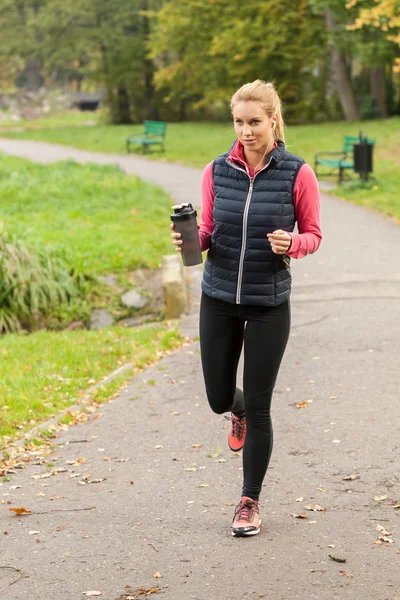 Correr con botella de agua — Foto de Stock