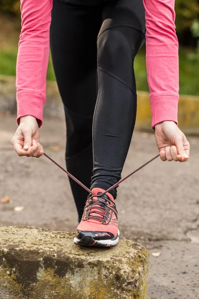 Tying shoelaces — Stock Photo, Image