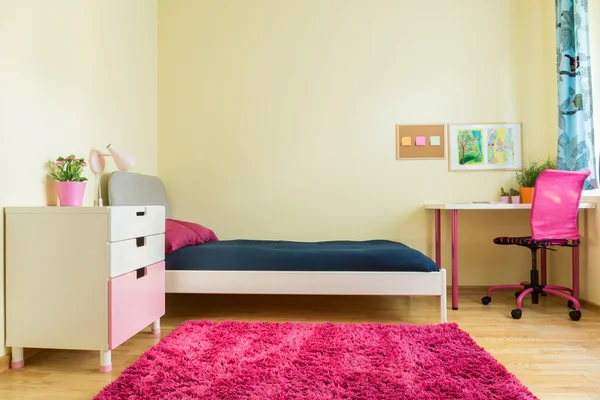 Симпатичная комната для школьницы — стоковое фото