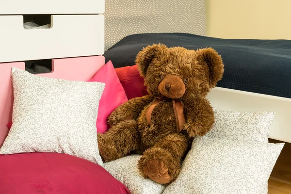 Teddy bear op bed — Stockfoto