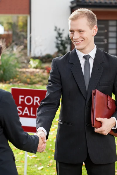 Fastighetsmäklare skaka hand för client — Stockfoto