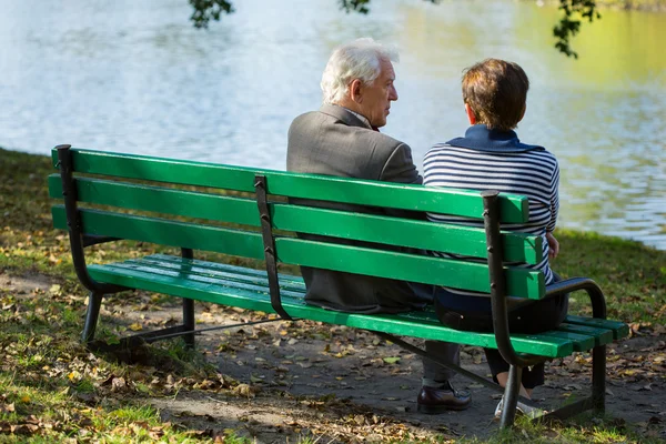 Paar im Park — Stockfoto