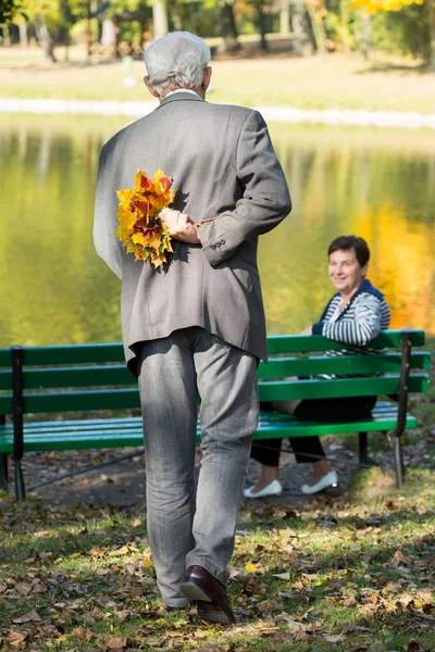 Man förbereder överraskning — Stockfoto