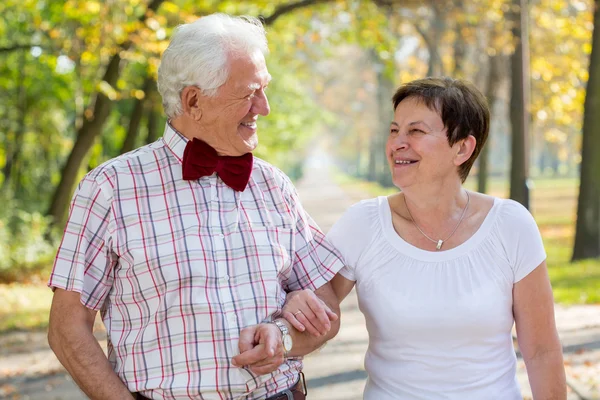 Woman holding his man — Stock Photo, Image