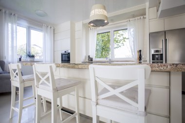 Parlak, yüksek tezgah mutfak