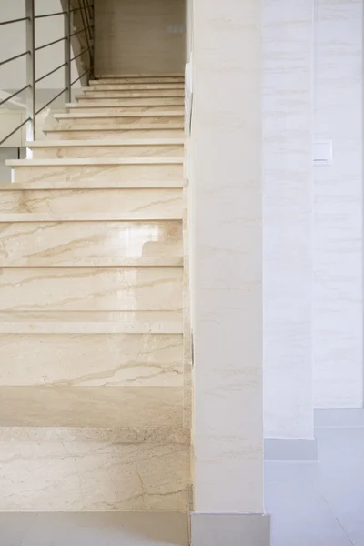 Scala in marmo in appartamento di lusso — Foto Stock