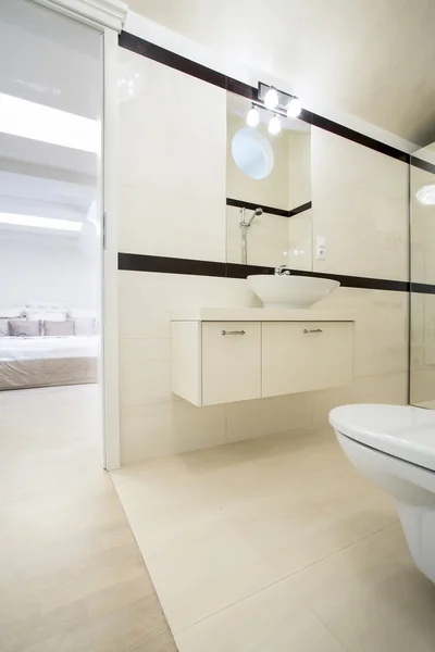 Salle de bain connectée avec chambre — Photo