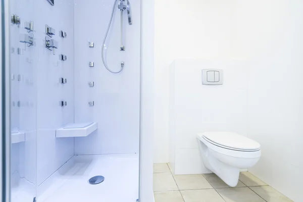 Casa de banho fresca com chuveiro moderno — Fotografia de Stock