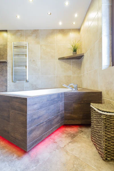 Luxus-Badezimmer mit moderner Badewanne — Stockfoto