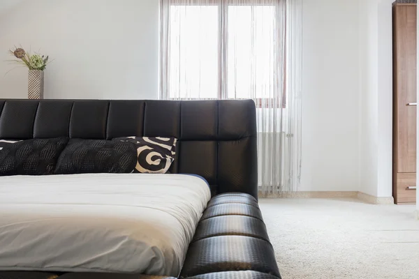 Двуспальная кровать с элегантным подголовником — стоковое фото