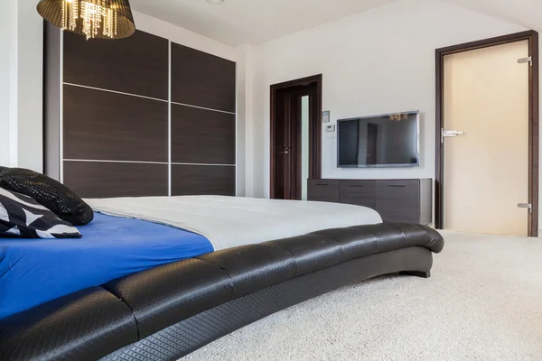 Schlafzimmer mit Plasma-TV — Stockfoto