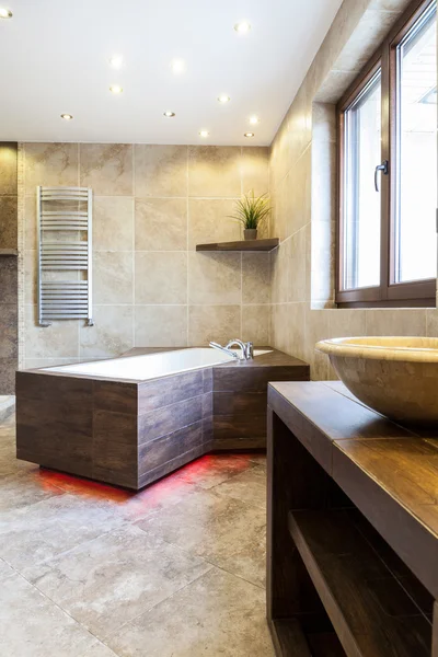 V luxusní koupelně moderní vana — Stock fotografie