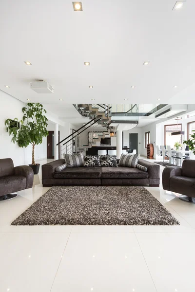 Sala de estar moderna e espaçosa — Fotografia de Stock