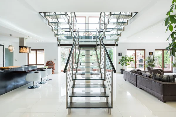 Modernas escaleras en apartamento de lujo — Foto de Stock