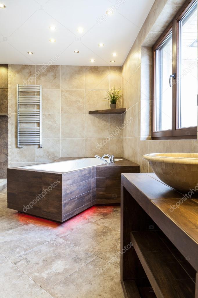 Baignoire moderne dans la salle de bain de luxe — Photographie ... Baignoire moderne dans la salle de bain de luxe — Photographie ...