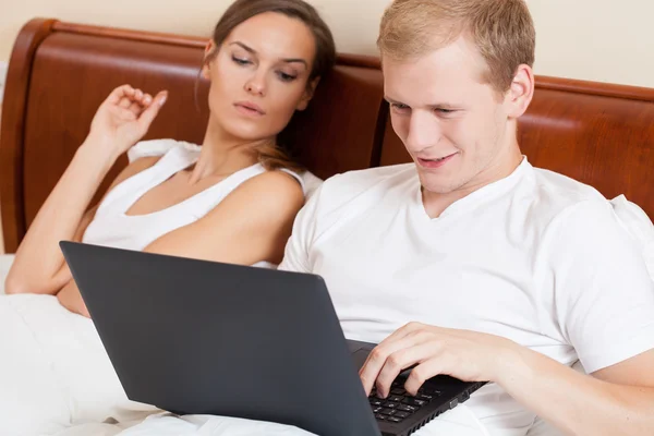 Internet addiction i parets liv — Stockfoto