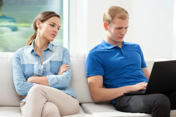 Man surfen vrouw op zoek — Stockfoto