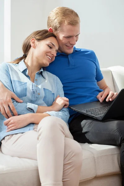 Älskande par med laptop — Stockfoto