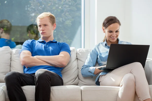 Bored man and happy woman — Stock Photo, Image