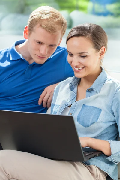 Man kvinna och laptop — Stockfoto