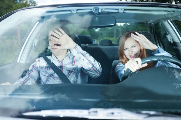 Casal cegado em um carro — Fotografia de Stock