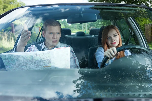 Couple fighting over driving directions — Stock Photo, Image