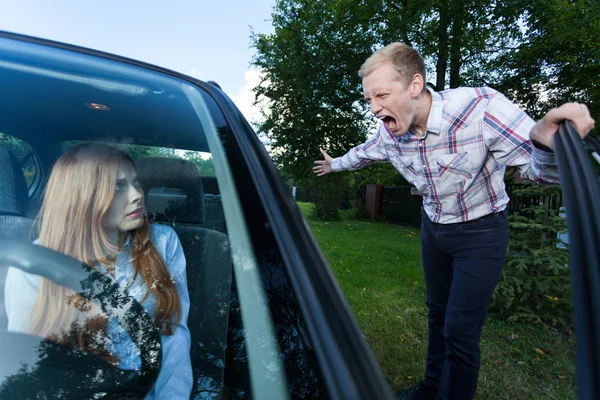 Mężczyzna krzyczy kobieta kierowca — Zdjęcie stockowe