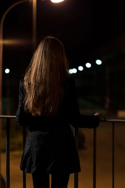 Mulher em pé em uma ponte — Fotografia de Stock