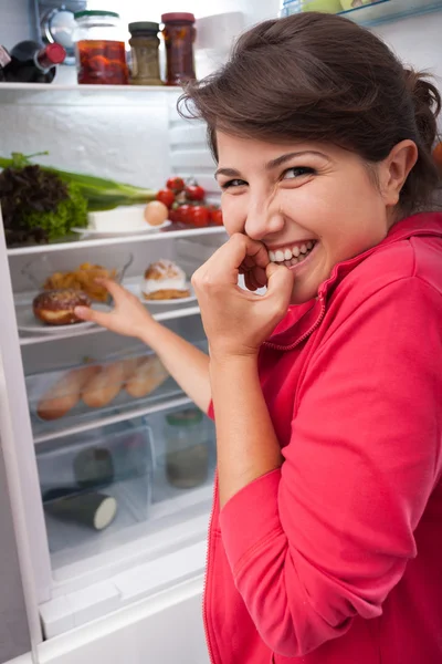 Gril greift nach dem Donut — Stockfoto