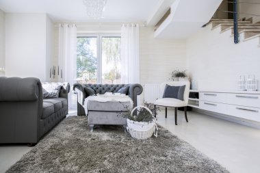 Gri kanepeler ile beyaz oturma odası