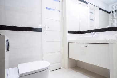 Küçük siyah beyaz banyo