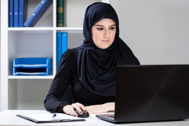 İş sırasında kadın Müslüman