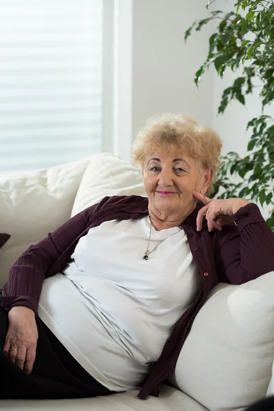 Entspannen auf der Couch — Stockfoto