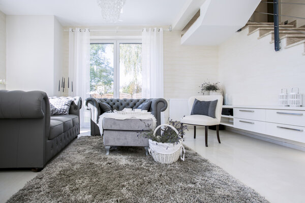 Белая гостиная с серыми диванами
