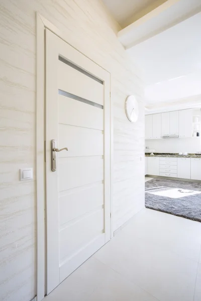 Bianco, porta in legno in casa moderna — Foto Stock