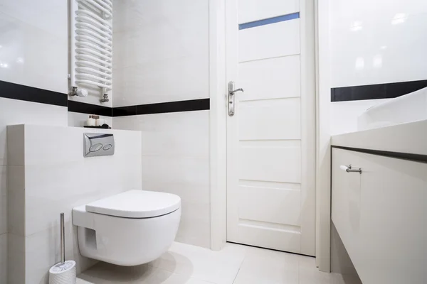 Balck ve beyaz modern banyo — Stok fotoğraf