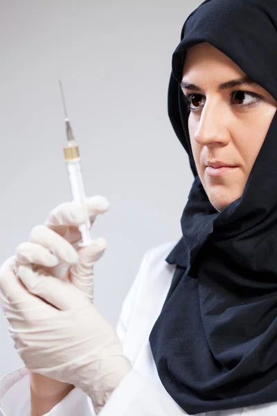Sjuksköterska kommer för att ge en injektion — Stockfoto