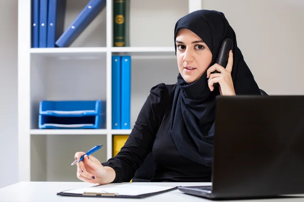 Vrouwelijke Arabische praten over telefoon — Stockfoto