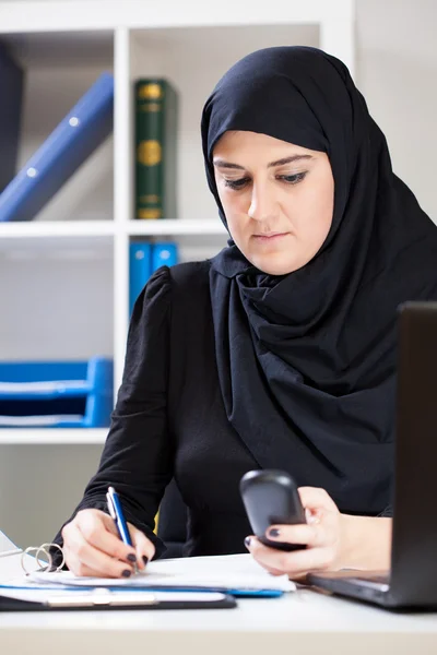 Arabische Geschäftsfrau arbeitet im Büro — Stockfoto