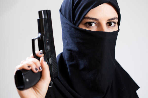 Мусульманка с пистолетом
