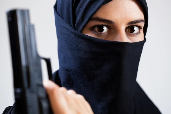 Närbild av kvinna med en pistol — Stockfoto