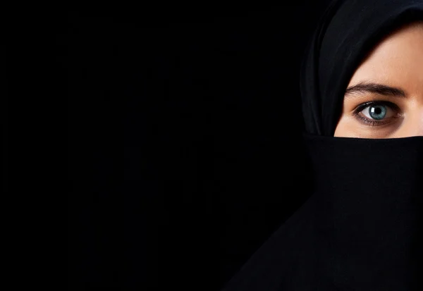 Арабская женщина в черной вуали — стоковое фото