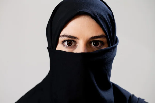 Muslim mit dunklen Augen — Stockfoto