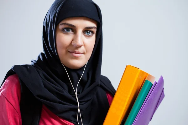 Estudiante de Oriente Medio sosteniendo documentos — Foto de Stock