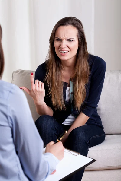 Mulher irritada conversando com psicoterapeuta — Fotografia de Stock