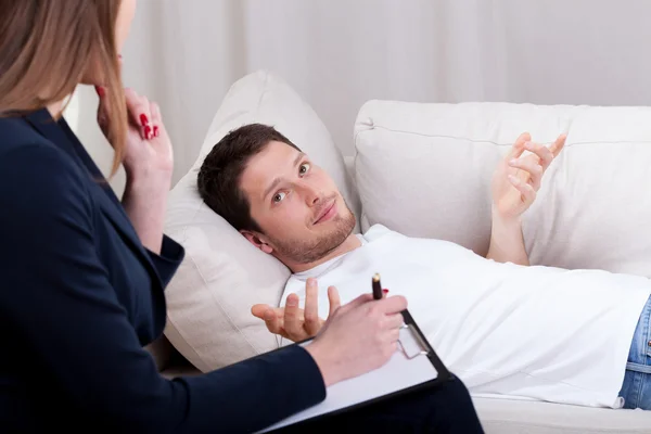 Hombre hablando de problemas con el terapeuta — Foto de Stock