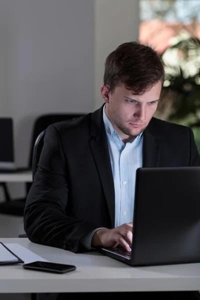 Homme travaillant au bureau — Photo