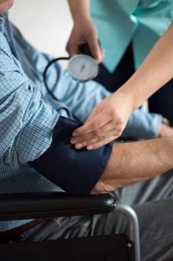 Tansiyon Aleti kullanarak hemşire