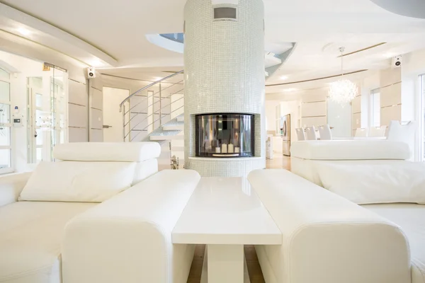 Salón con chimenea — Foto de Stock