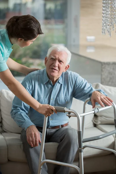 Uomo utilizzando telaio a piedi — Foto Stock